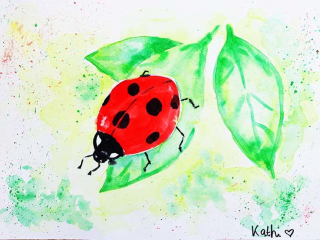 Fröhliches Kinderbild eines Marienkäfers auf einem Blatt – leicht umsetzbares Malprojekt mit Aquarellfarben.