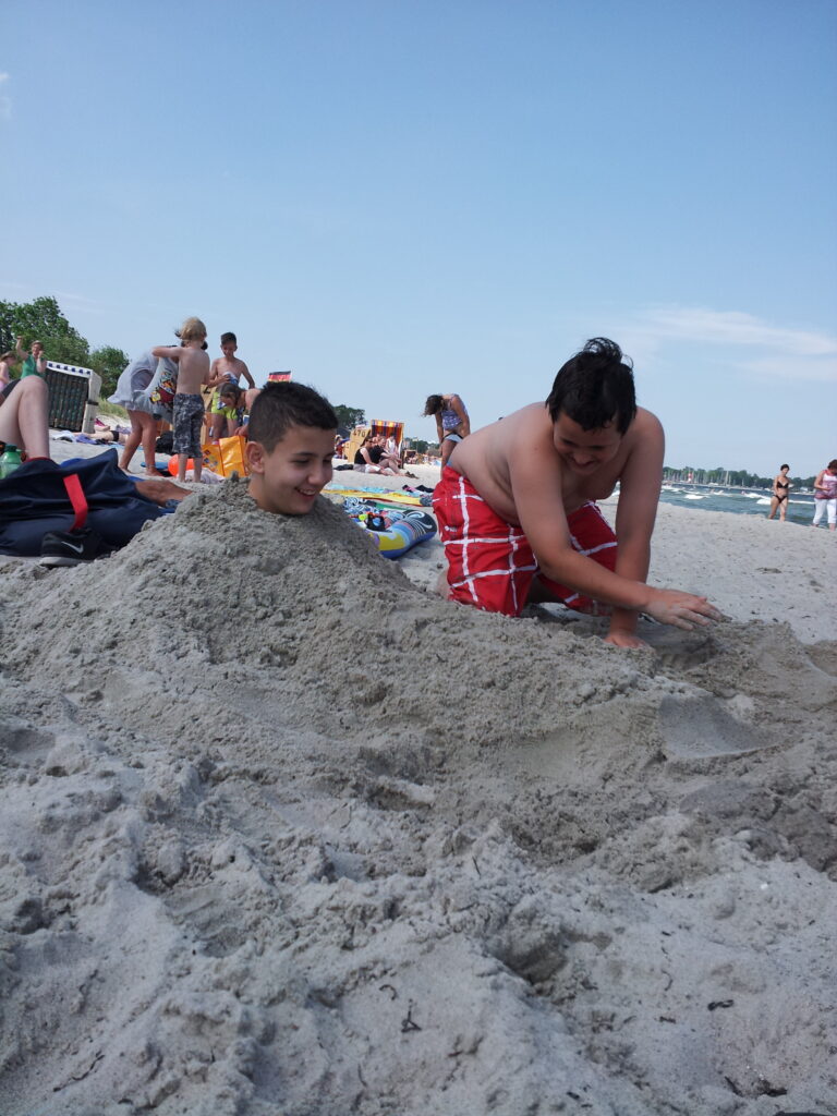 User comments Kinder bauen Sandburg am Strand