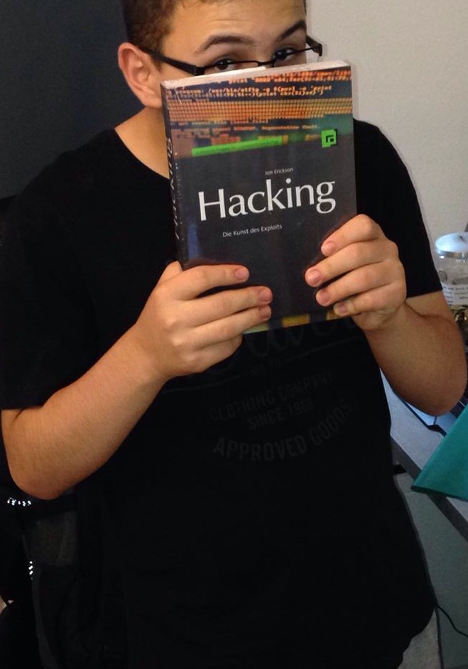 9 Junge hält Buch über Hacking