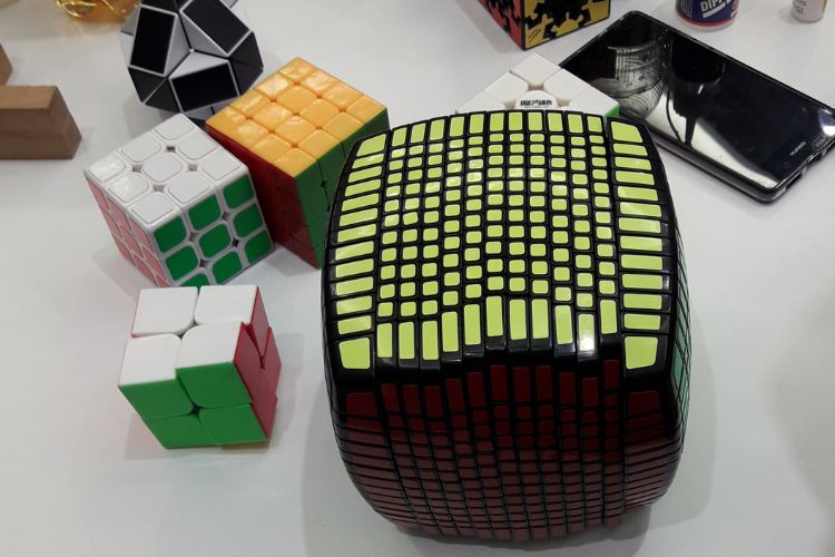 Dizainas be pavadinimo (5) Verschiedene Rubik's Cubes auf Tisch