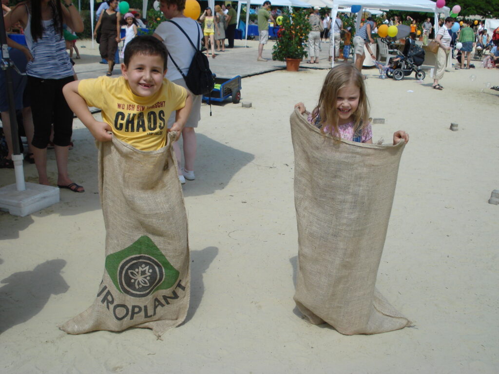 Kinder in Säcken beim Rennen