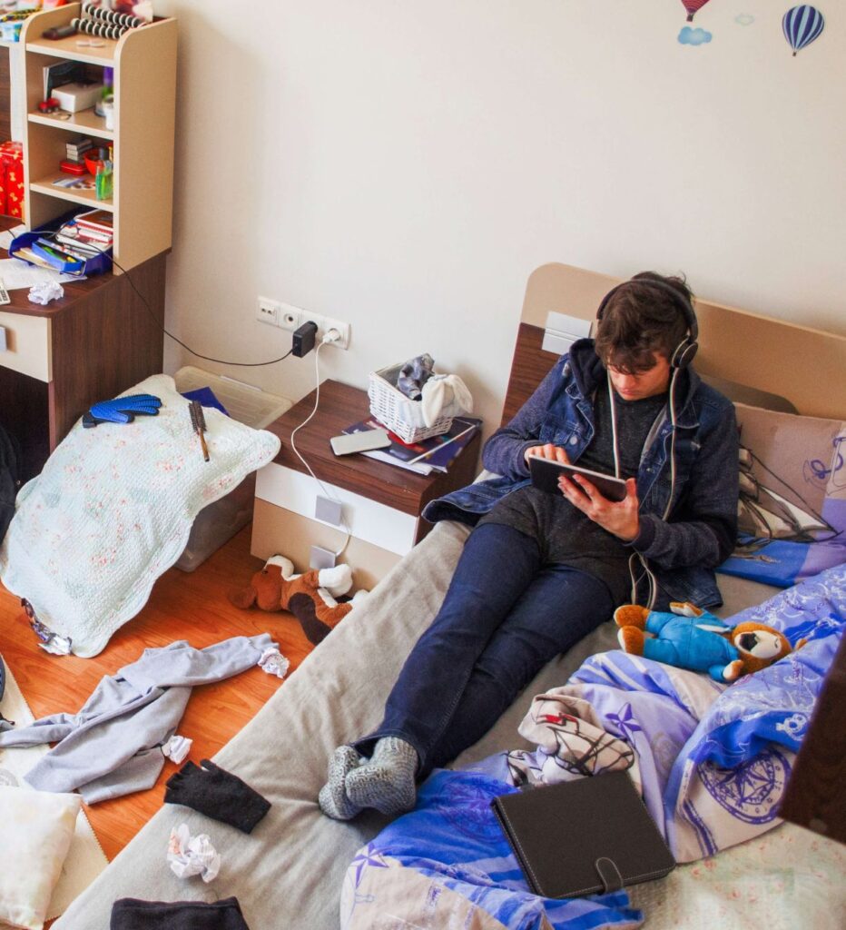 Unordentliches Zimmer mit entspannter Person